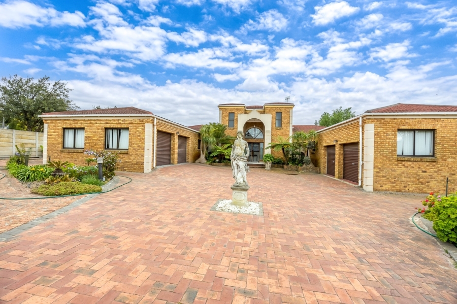9 Bedroom Property for Sale in Vierlanden Western Cape